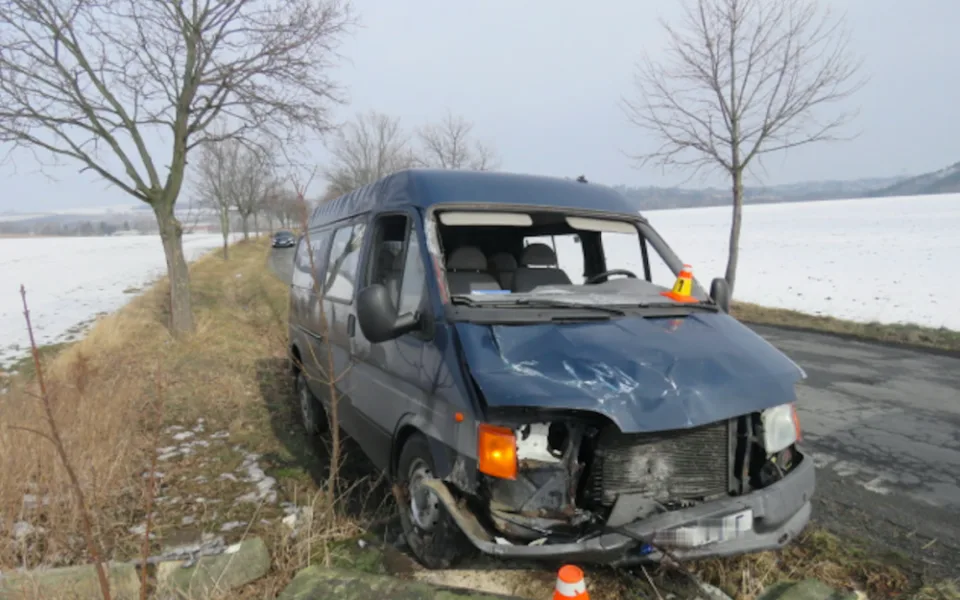 Mladík se dostatečně nevěnoval řízení a narazil autem do kříže u cesty