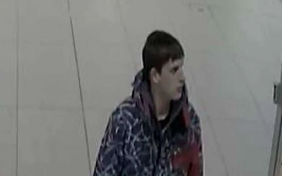Zloděj kradl v obchodní galerii oblečení, zachytila ho kamera. Policie po něm nyní pátrá