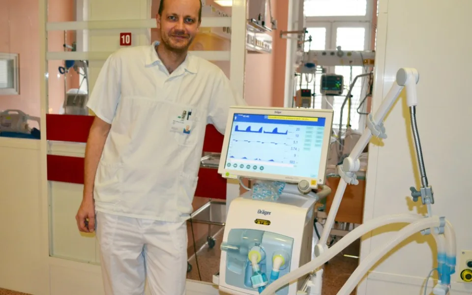 primář oddělení ARO MUDr. Marian Olejník ukazuje nový přístroj