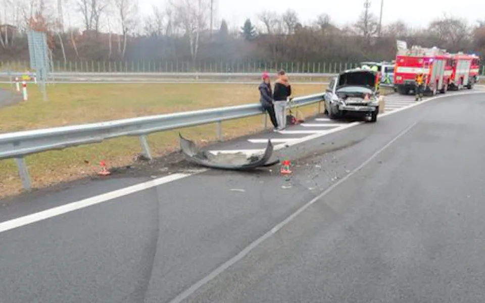 Osmnáctiletá řidička nezvládla zatáčku, po smyku skončila ve svodidlech