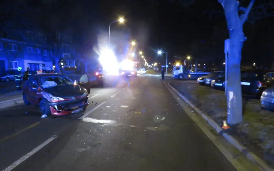 Mladý řidič dostal ve městě za volantem mikrospánek, auto zastavilo až o strom u silnice