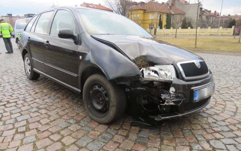 Opilý řidič boural a poté jel ještě šest kilometrů do města. Po probuzení se ke všemu přiznal policii