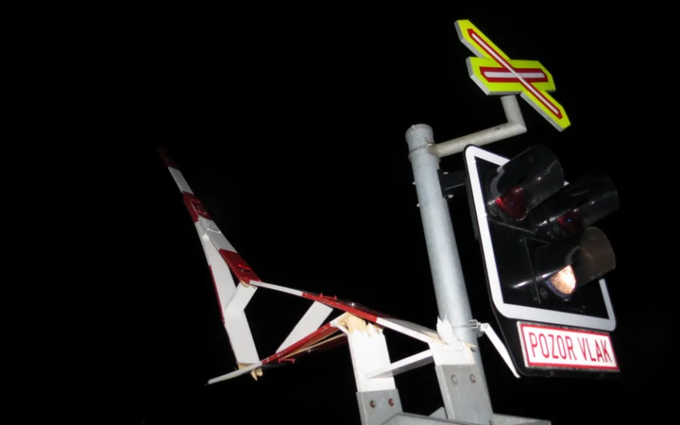 Řidič narazil do závory na přejezdu a z místa nehody ujel. Policie hledá svědky