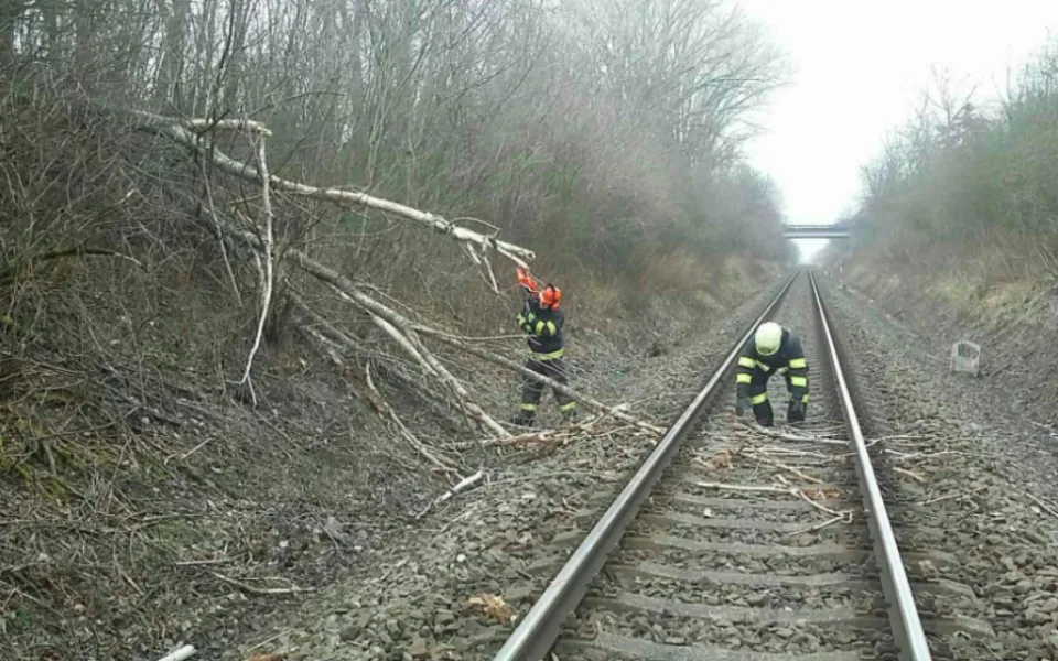 Hasiči vyjížděli v kraji kvůli větru už k osmdesáti případům, mezi Šterberkem a Pasekou narazilo auto do stromu