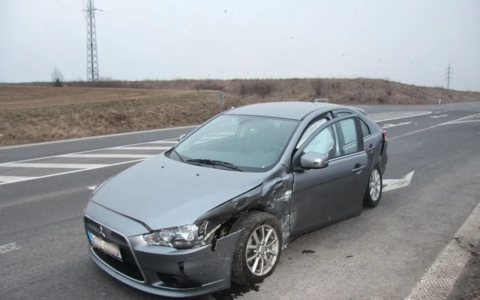 Řidička přehlédla auto na hlavní silnici a vjela mu do cesty. Došlo ke kolizi