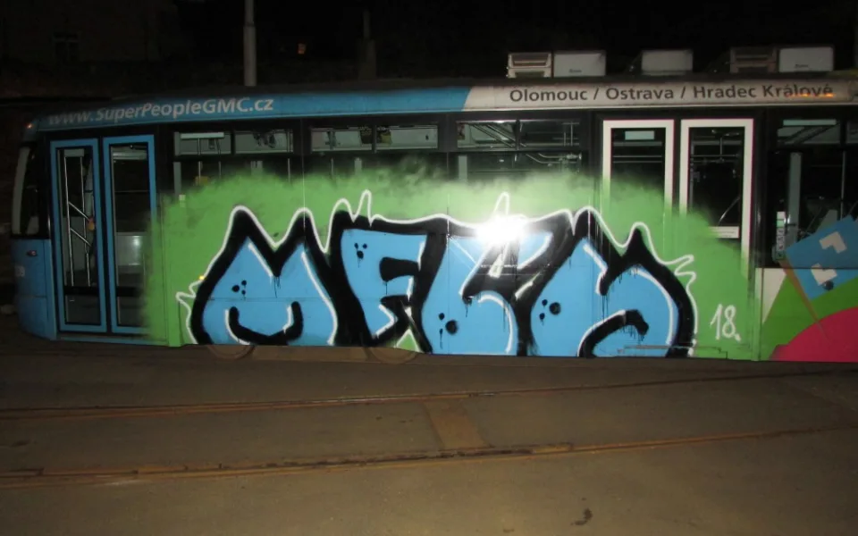 FOTO: Vandal posprejoval během několik minut velkým nápisem tramvaj, škoda je 10 000 korun