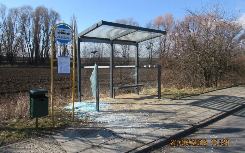 Vandal se vyřádil na autobusové zastávce v Břuchotíně