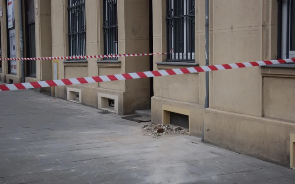 AKTUÁLNĚ: Na Legionářské padaly na chodník ze střechy domu cihly