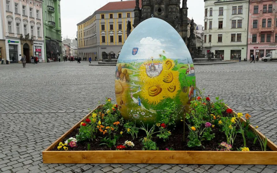 Na Horním náměstí stojí dvoumetrová kraslice, chystá se velikonoční program