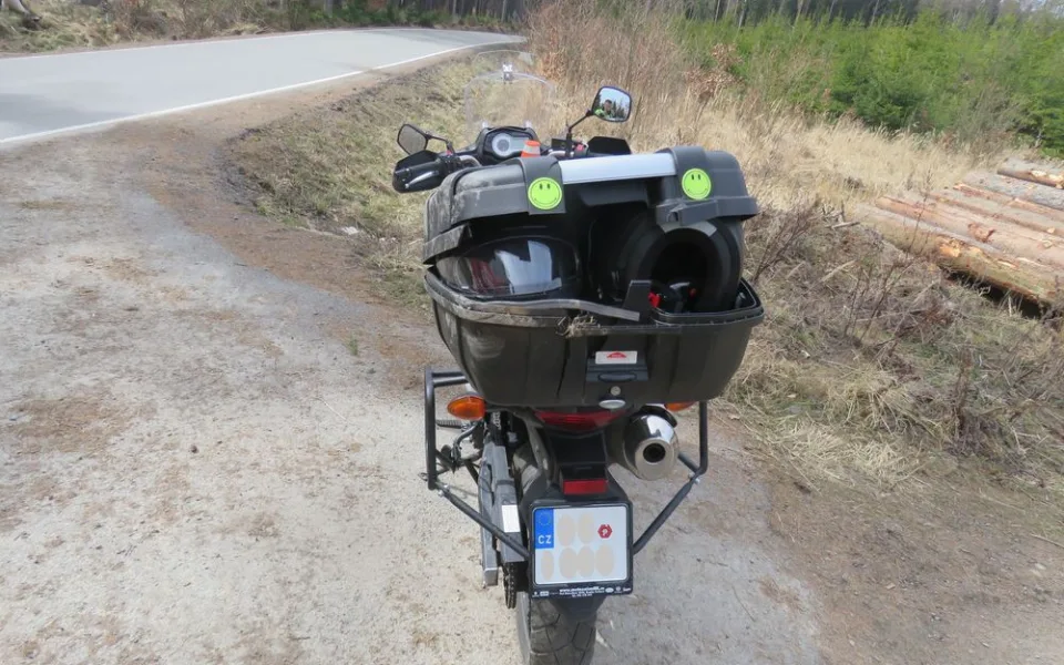 Motorkář nevybral zatáčku a skončil v příkopu