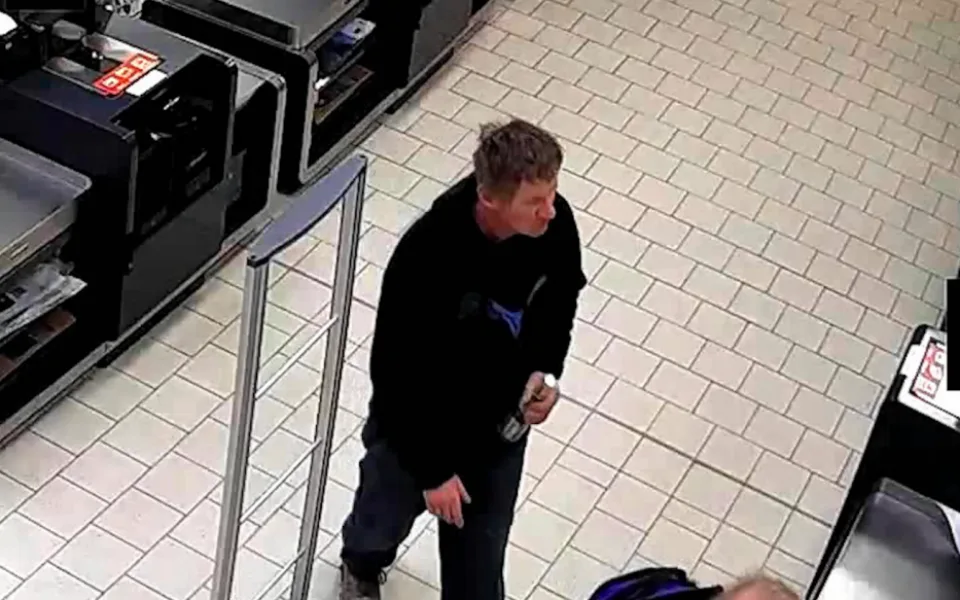 Policie hledá muže, který odcizil láhev vodky za sto korun