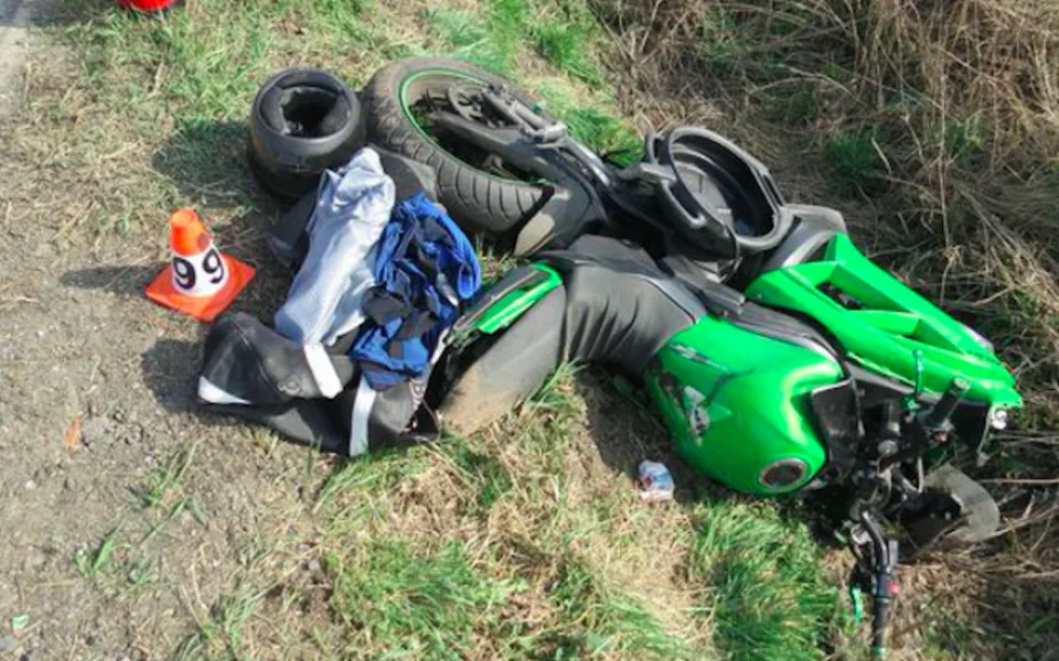 Osmnáctiletý motorkář havaroval při předjíždění traktoru. Na stroj neměl řidičské oprávnění