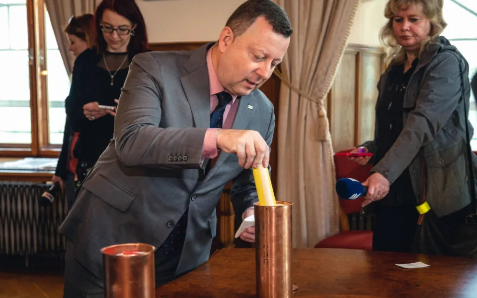 FOTO: Do věžičky olomoucké radnice zástupci města uložili aktuální dokumenty pro další generace