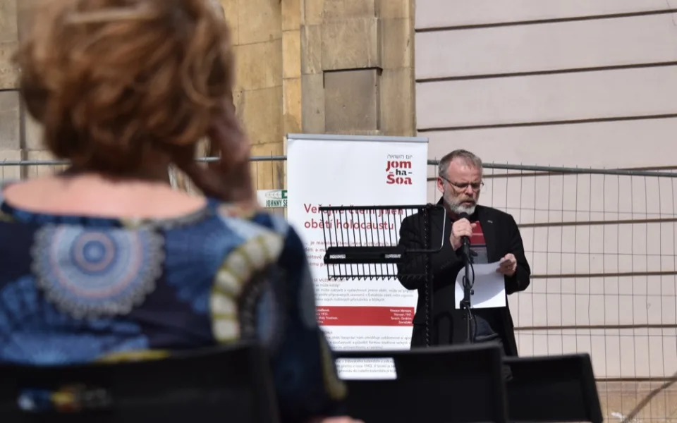 FOTO/VIDEO: Na Horním náměstí proběhlo veřejné čtení jmen obětí holocaustu