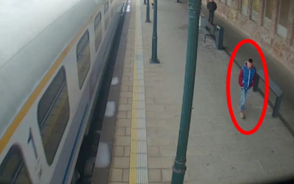 FOTO: Tento muž ukradl z nádraží kolo za deset tisíc, pomozte ho policii najít