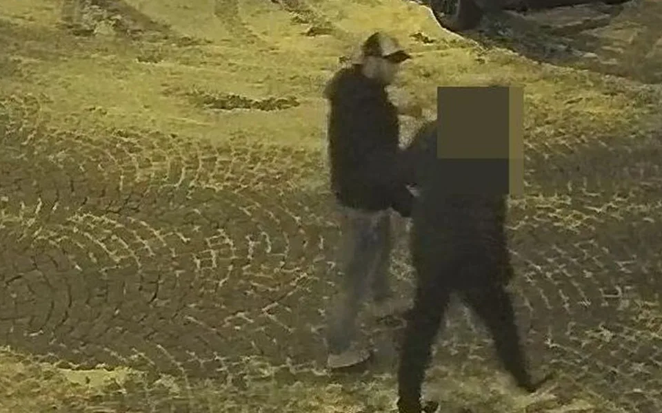 VIDEO: Útočník zmlátil dva muže na Lafayettově ulici, poznáte ho?