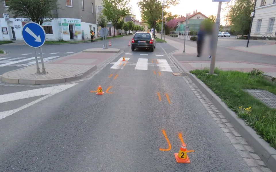 Řidič srazil na přechodu ženu, ta skončila se zraněním ve Fakultní nemocnici v Olomouci