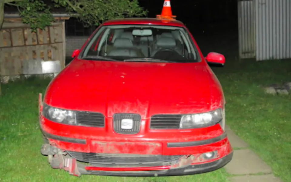 Řidič usedl za volant s třemi promile, s autem skončil v zahradě domu