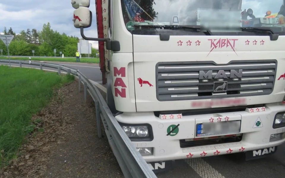 FOTO: Na dálnici se srazil kamion s autobusem, řidič skončil v nemocnici