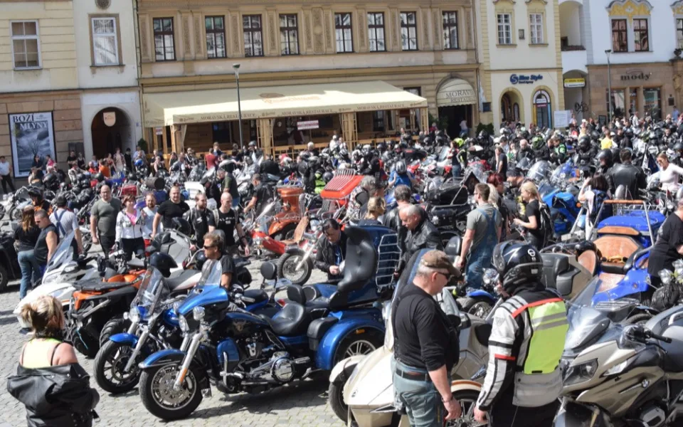 Z Horního náměstí vyrazilo v neděli na spanilou jízdu 1300 motorkářů, padl rekord