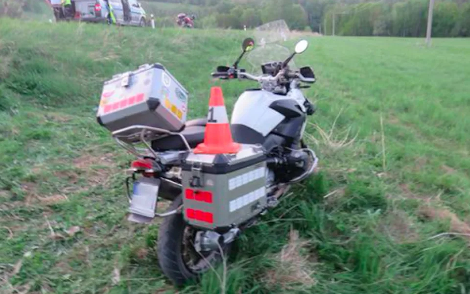 Motorkář nezvládl začátku, narazil do pařezu a těžce se zranil. Letěl pro něj záchranářský vrtulník