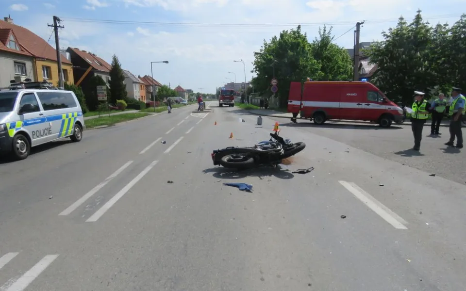 Motorkář se zranil při jízdě v protisměru. Způsobil padesátitisícovou škodu