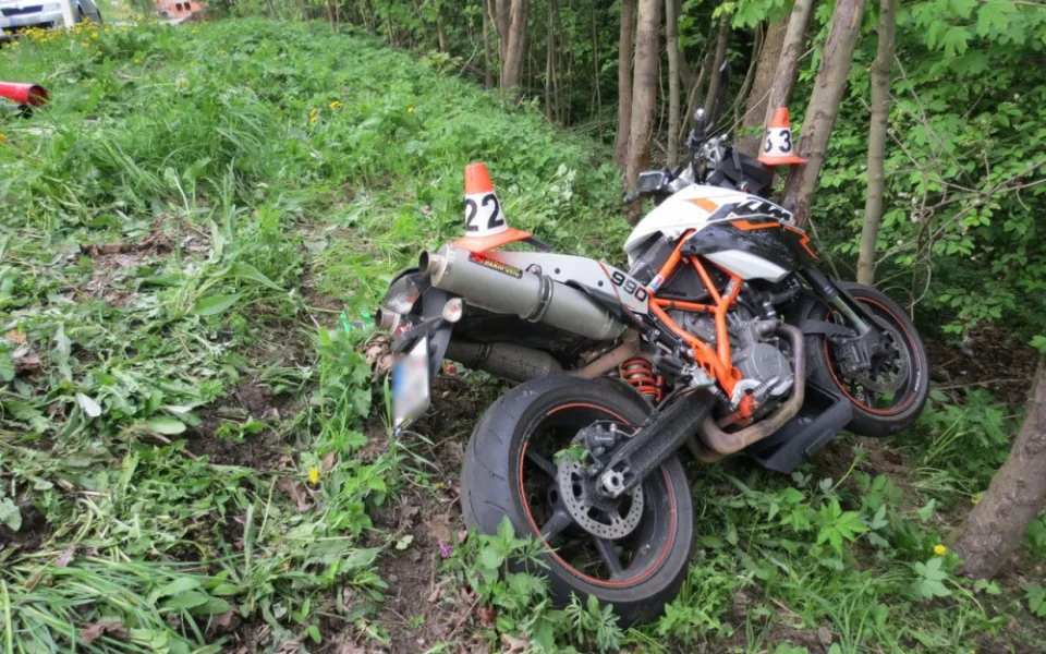 Mladý motorkář nezvládl zatáčku a se svým strojem narazil do stromu. Musel pro něj vrtulník