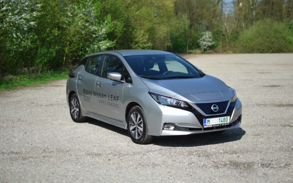 Šetrný k životnímu prostředí, zároveň výkonný a tichý. Vyzkoušeli jsme elektromobil Nissan Leaf