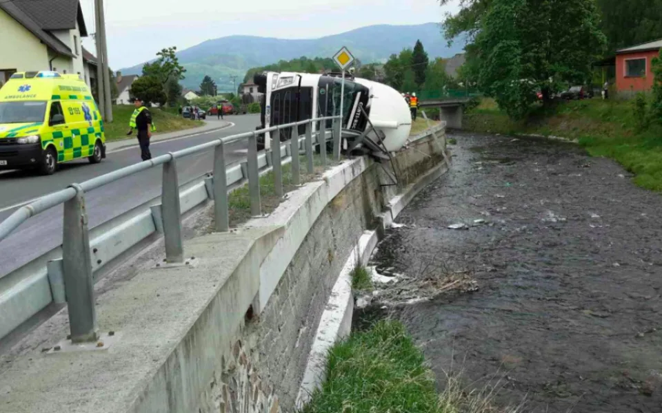 FOTO: Hasiči zasahovali u převrácené cisterny, do řeky z ní vyteklo 200 litrů nafty a vápence