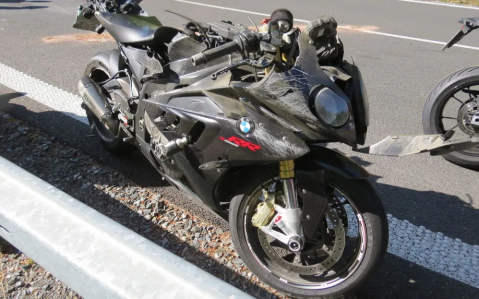 Motorkář nevybral zatáčku a narazil do svodidel. Po kolizi začal jeho stroj hořet