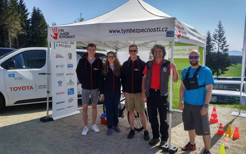 Loni při nehodách zemřelo 44 cyklistů. Pomoci má kampaň Na kole jen s přilbou