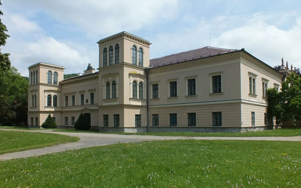 Zámek v Čechách pod Kosířem otevře novou expozici s kresbami Mánesa