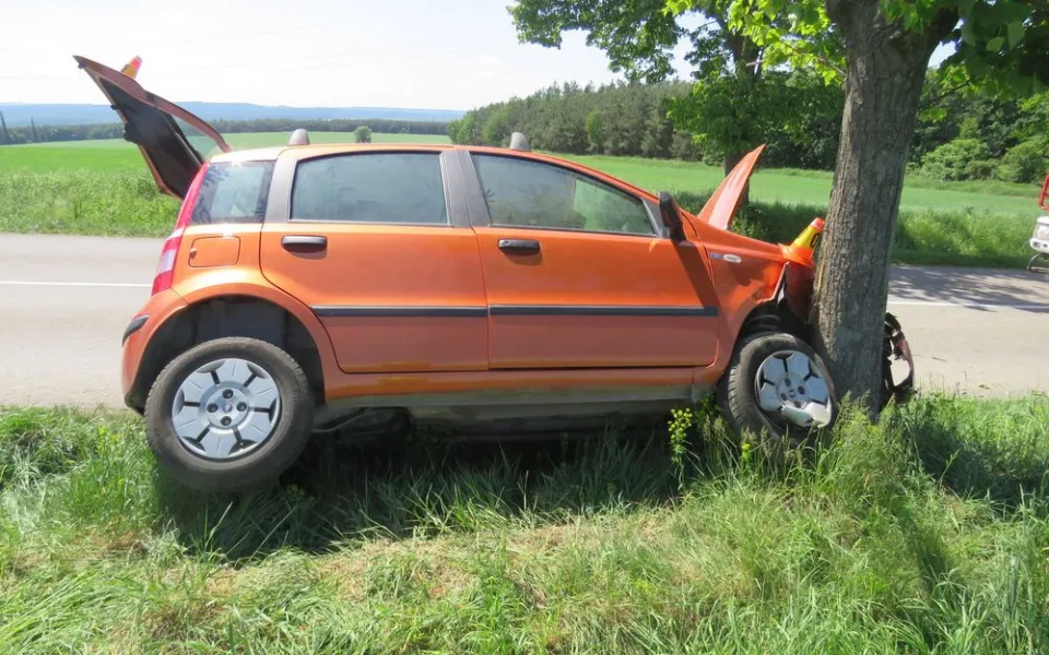 Senior usnul za volantem svého vozu a narazil do stromu. Zranil sebe i spolujezdkyni