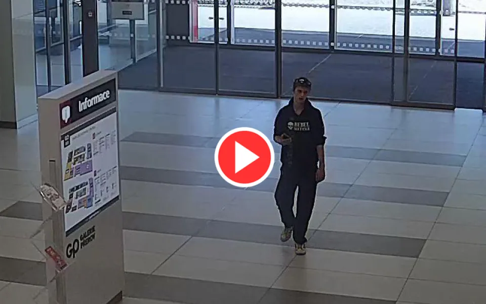 VIDEO: Mladík ukradl kolo přímo před obchodem, pomozte policii ho najít