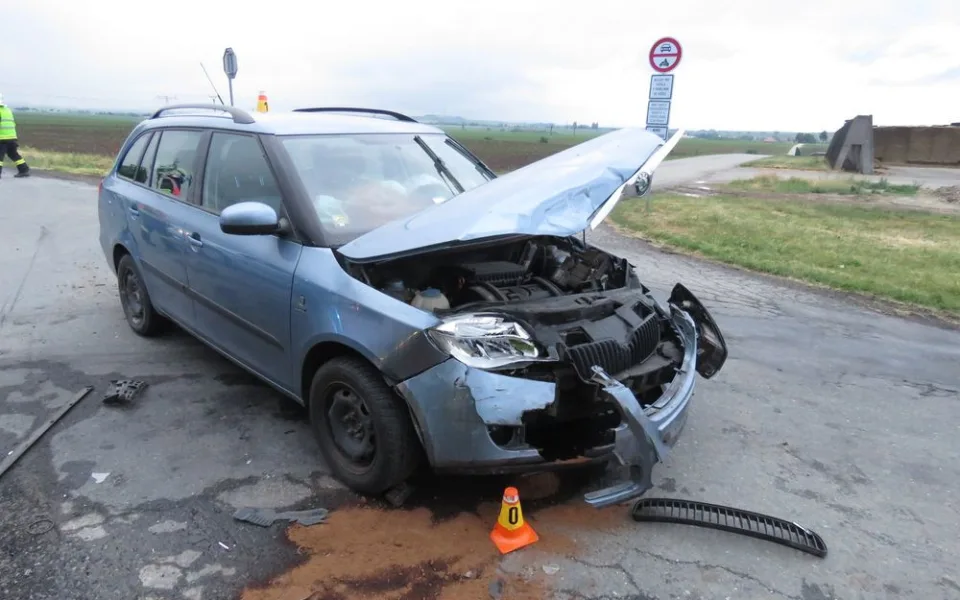 Řidič se svým autem vjel z vedlejší silnice do cesty autu na hlavní. Při nehodě se zranila žena