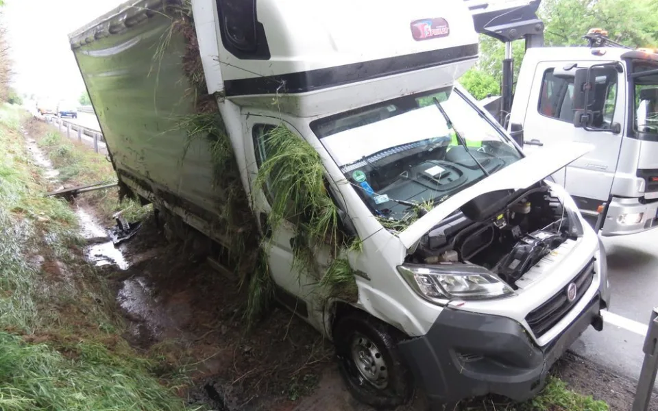 Řidič na dálnici sjel se svým náklaďákem mimo cestu, vůz skončil převrácený na boku