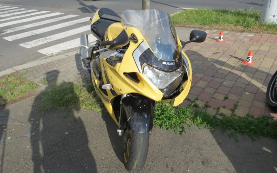 Řidička nedala přednost dvěma motorkářům. První narazil do jejího auta, druhý při pádu zranil chodkyni