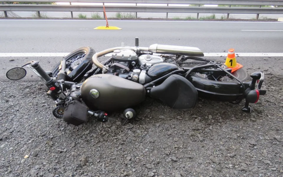 Na dálnici D46 ve směru na Olomouc havaroval ráno motorkář, v místě se tvořily kolony