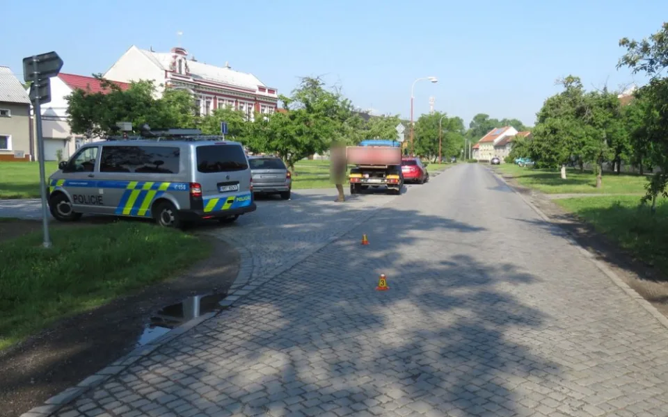 Avie se při odbočování střetla s osobním autem, které ji začalo předjíždět
