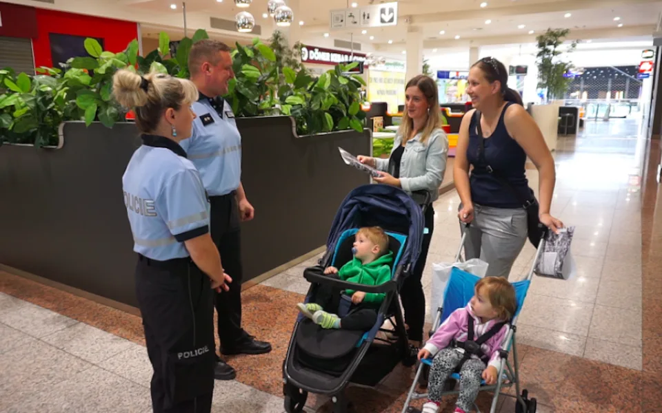 Policisté si na Pomněnkový den s lidmi v Olomouci připomínali pohřešované děti