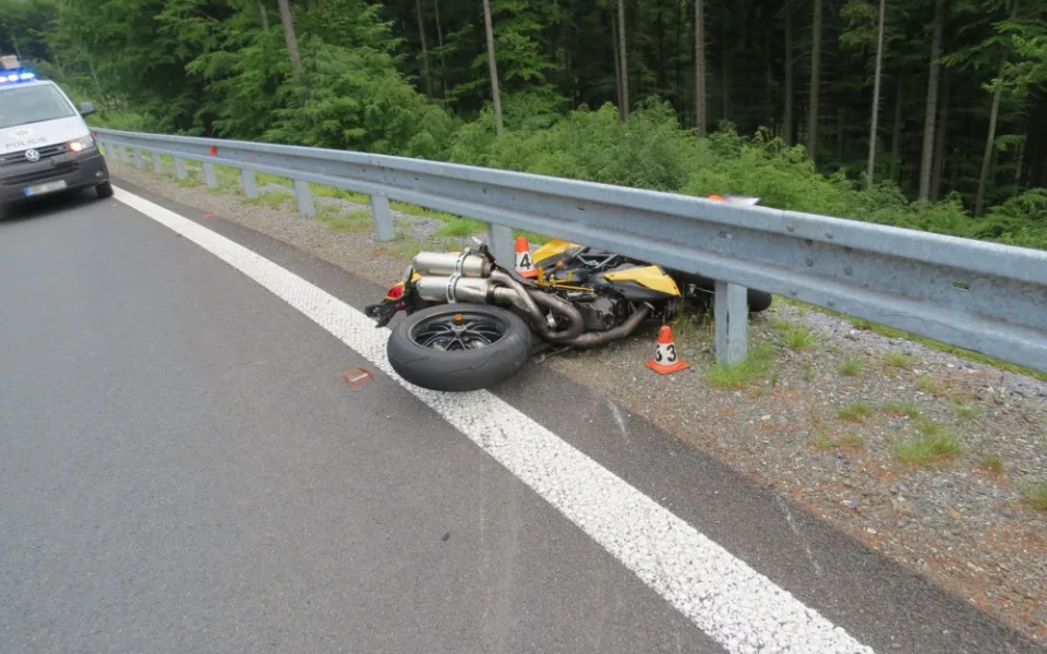 Cesty Červenohorského sedla jsou pro motorkáře prokleté. Další motorkář tam nevybral zatáčku a zranil se