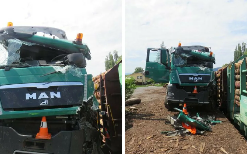 Řidič náklaďáku chtěl přeložit náklad dřeva na vagón, vůz skončil převrácený do kolejiště