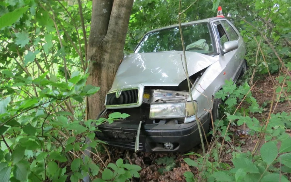 Sedmdesátiletý řidič usedl s únavou za volant svého vozu, nezvládl zatáčku a skončil ve stromě