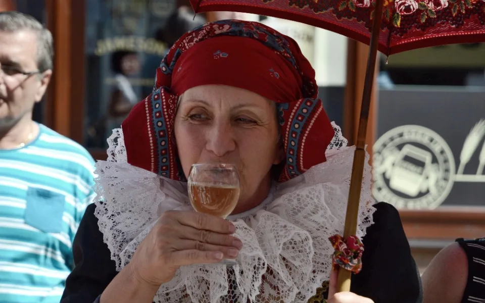 FOTO: Přerovští Hanáci se vypravili do ulic v krojích, zvali na nadcházající víkendový festival