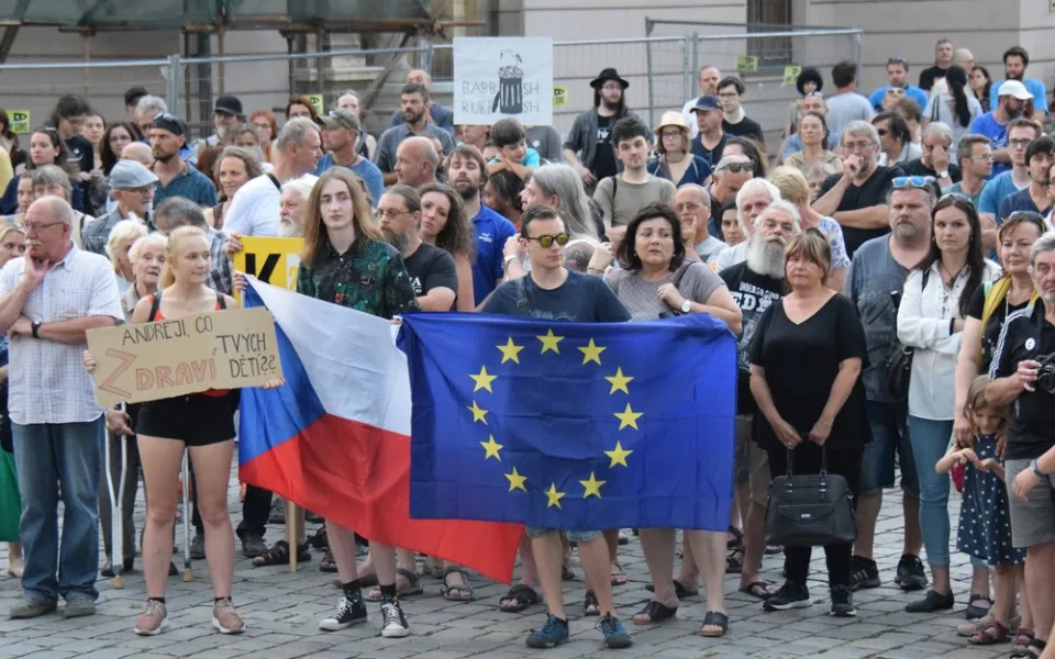 FOTO/VIDEO: Na Horním náměstí se sešli lidé, aby demonstrovali proti vládě Babiše a Zemana