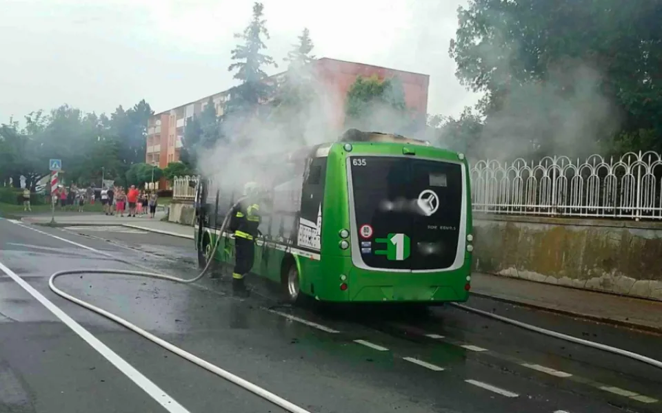 Elektrobus začal hořet přímo při jízdě, poté ho pohltily plameny. Škoda je 10 milionů korun