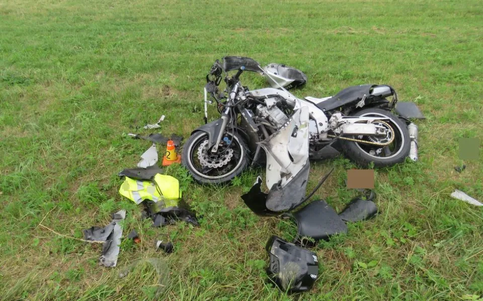 Náklaďák se při předjíždění střetl s motorkářem, který se při kolizi zranil