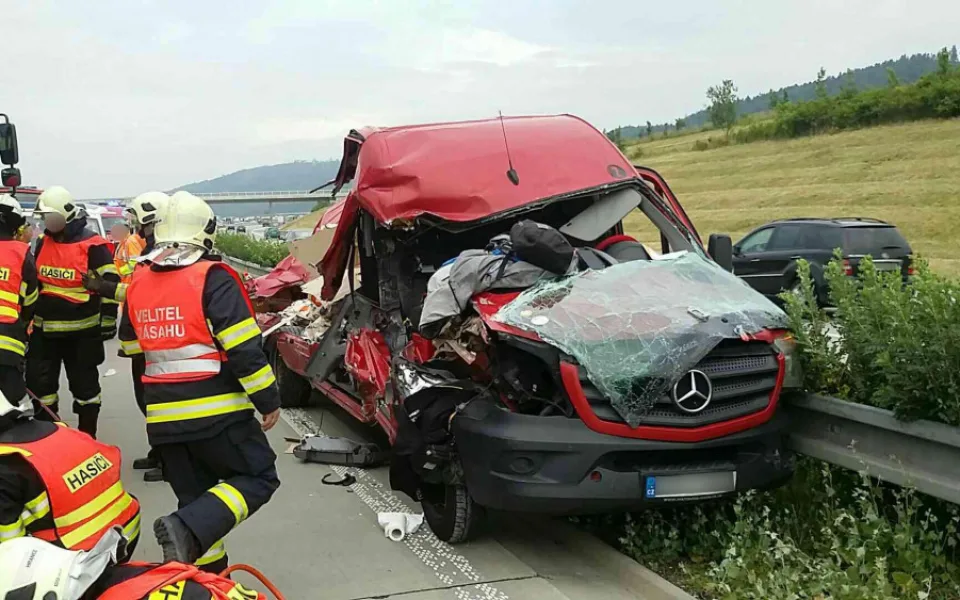 FOTO: Dodávka narazila do vozidla silničářů, zraněného řidiče museli vyprostit hasiči