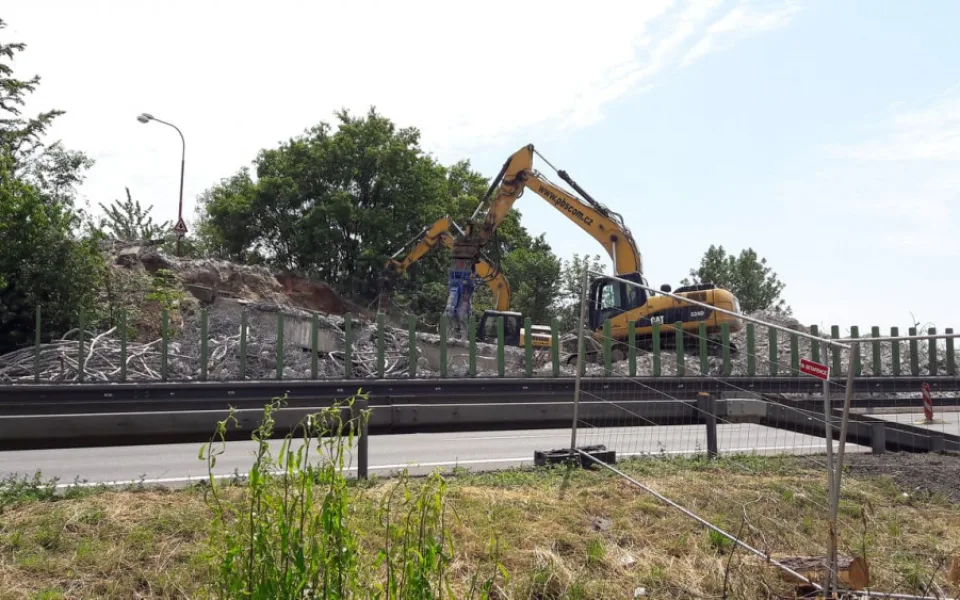 FOTO/VIDEO: Na dálnici u Olšan byl zbourán most, uzavírka dálnice trvala šestnáct hodin