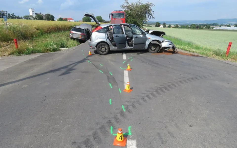 Auto najelo na silnici, kudy projížděl jiný vůz, v něm se zranily dvě ženy